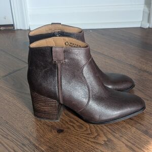 Vionic Regan Heeled Ankle Boots Size 7.5 Brown Leather Water Repellent Western